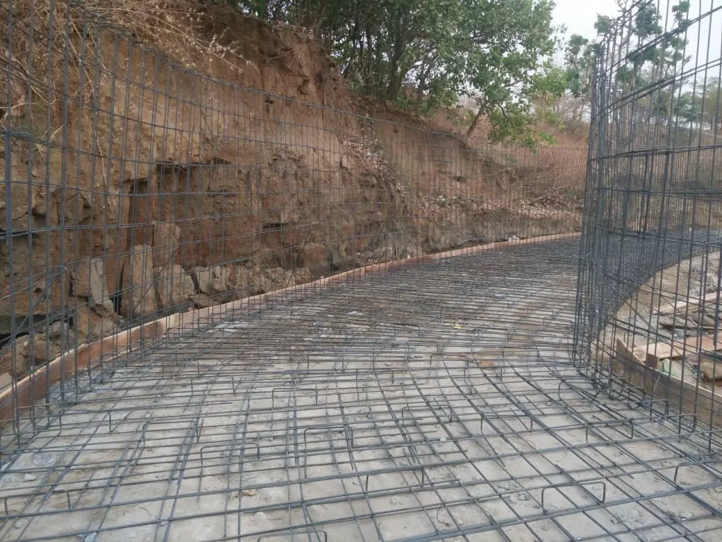 Reinforcement mesh for a wide channel bed with steel cages for the side walls